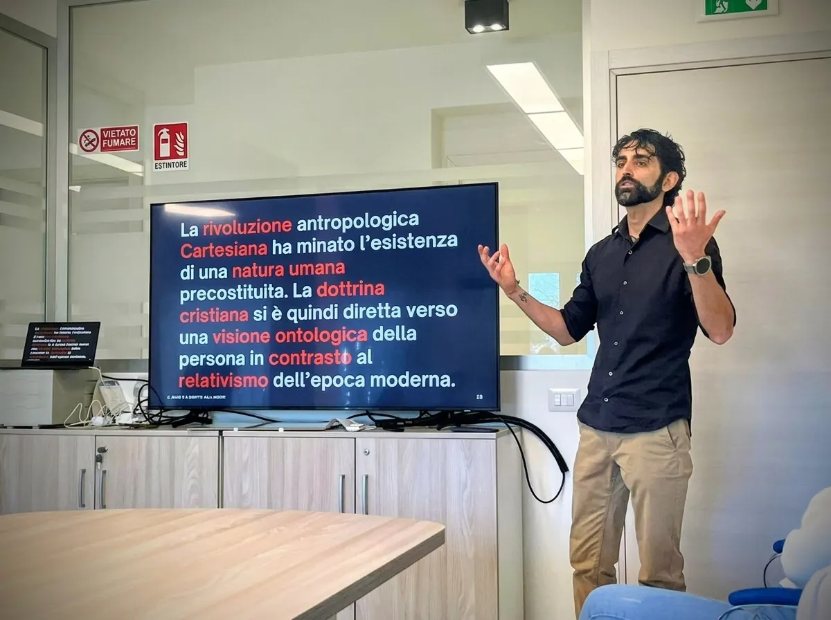 Luca Milazzo, formatore, durante un workshop di bioetica e fine vita