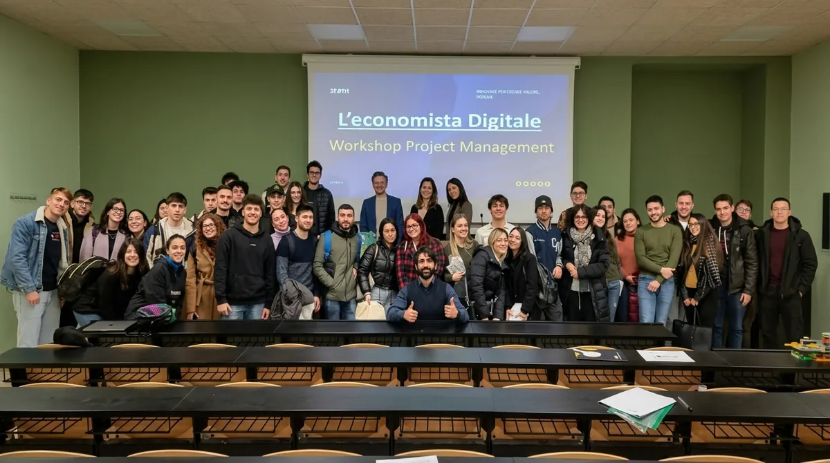 Luca Milazzo con gli studenti al workshop L'Economista Digitale