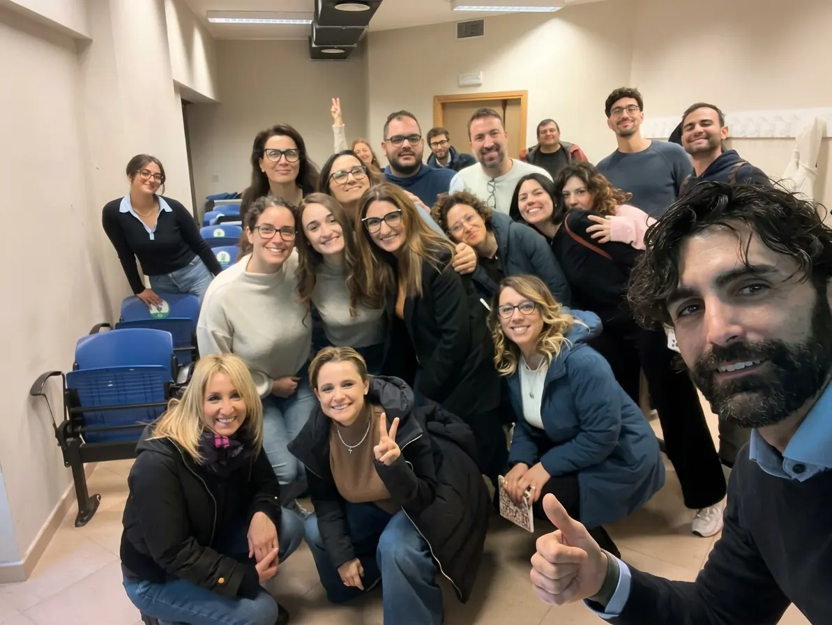 Selfie di gruppo di Luca Milazzo con i partecipanti a fine lavori